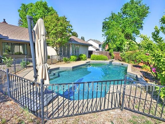 2nd image of 221 Audubon Cir