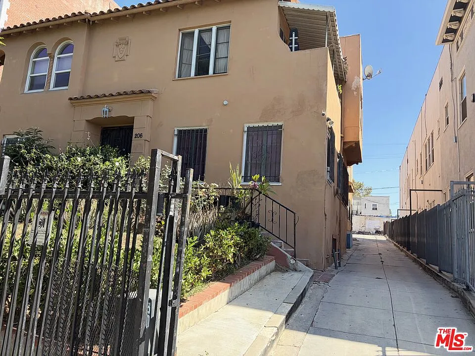 236 N Kenmore Ave
