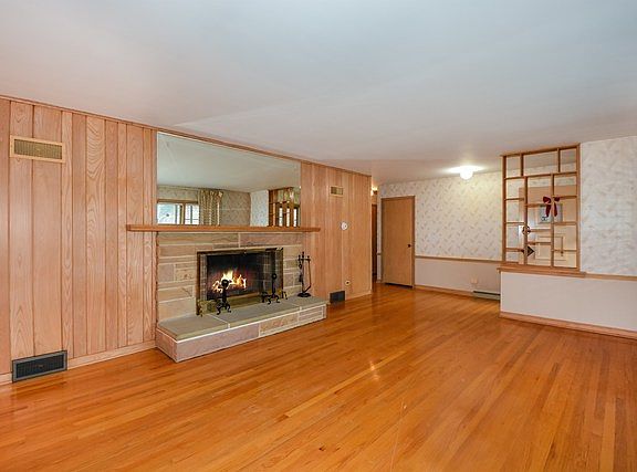 4th image of 945 Community Dr