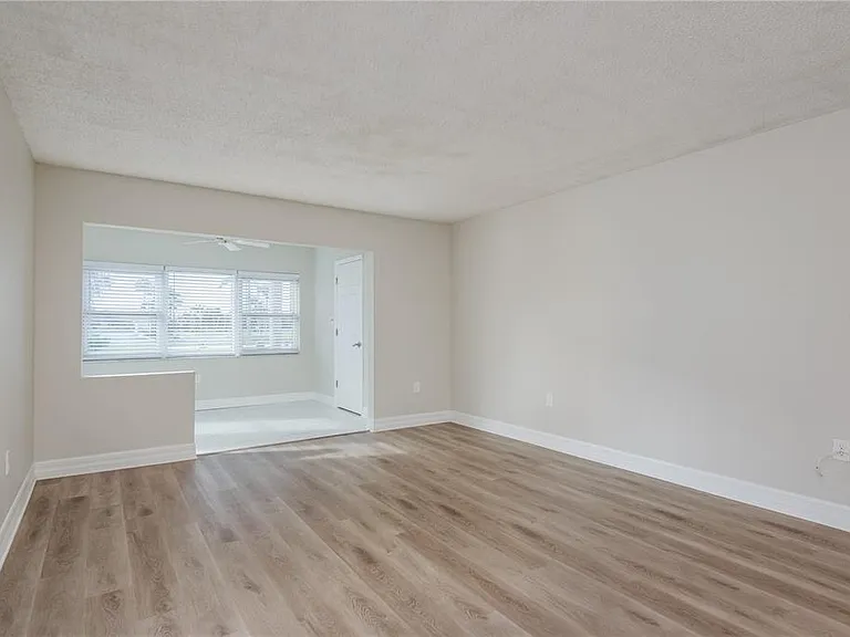 8 Glencoe Pl #104 — Photo 8