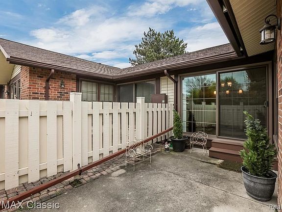 4th image of 40628 Newport Dr