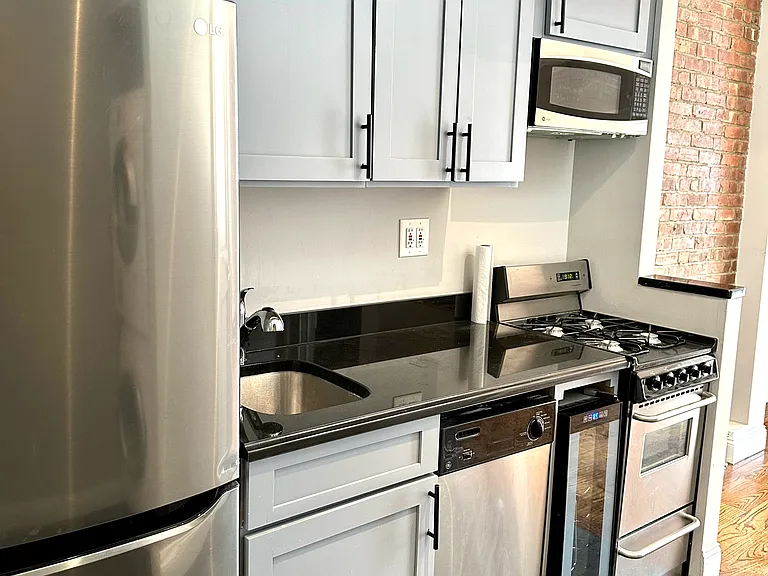 697 10th Ave #3FN — Photo 3