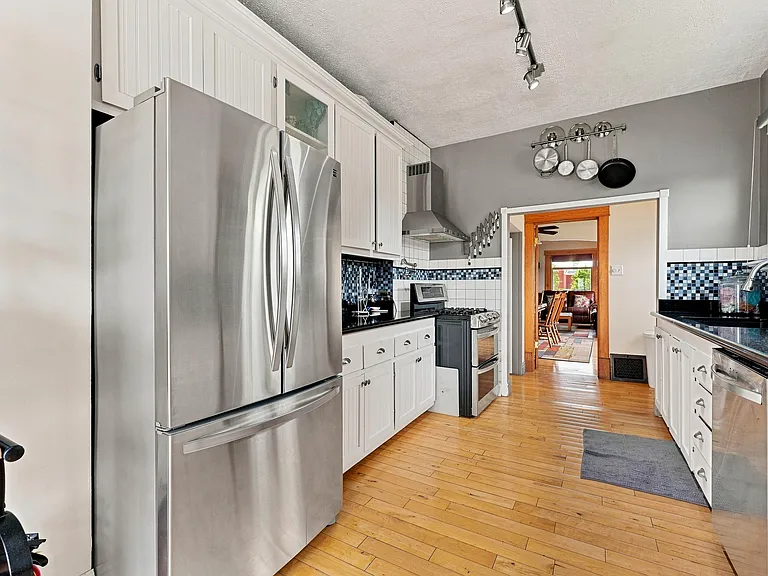 200 E 25th St #1 — Photo 8