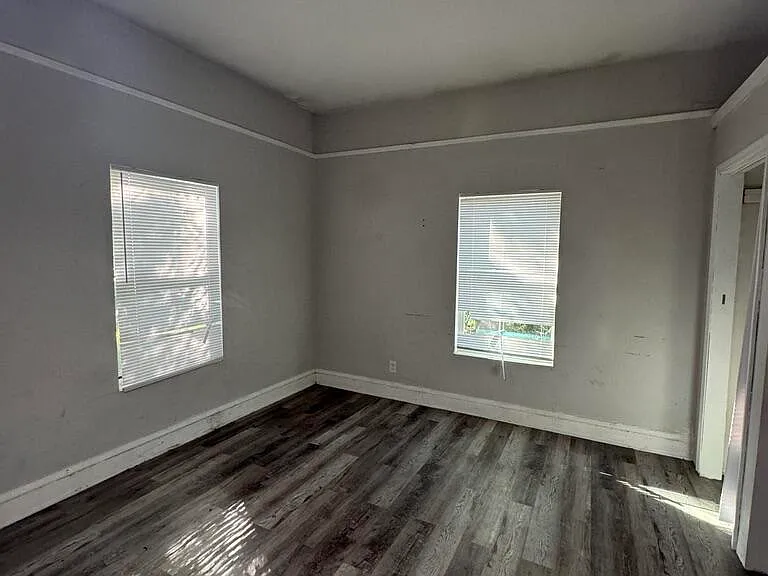1050 W 8th St — Photo 11