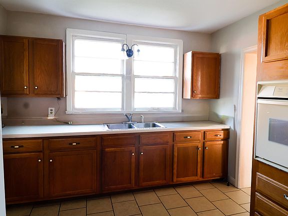 5th image of 104 Marion St