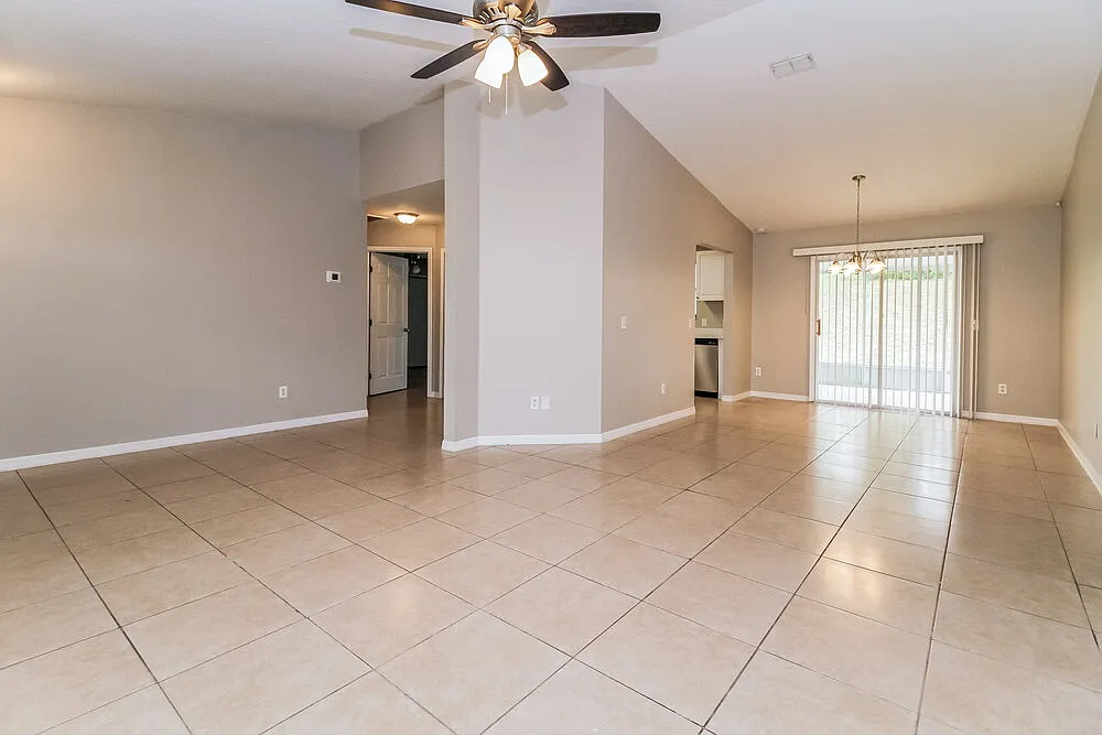 3 bed, 2.0 bath, 1288 sqft, $2,045 — Photo 4