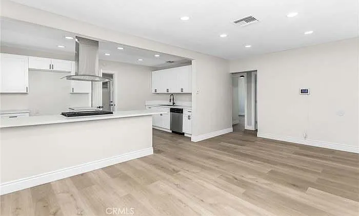 202 E 18th St — Photo 3