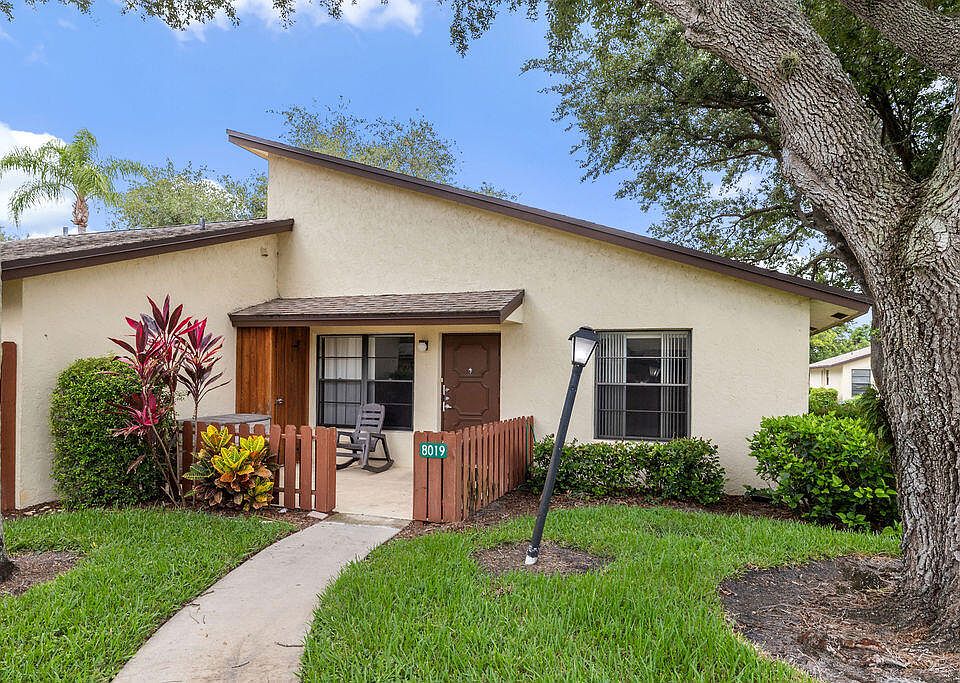 1st image of 8019 SE Villa Circle