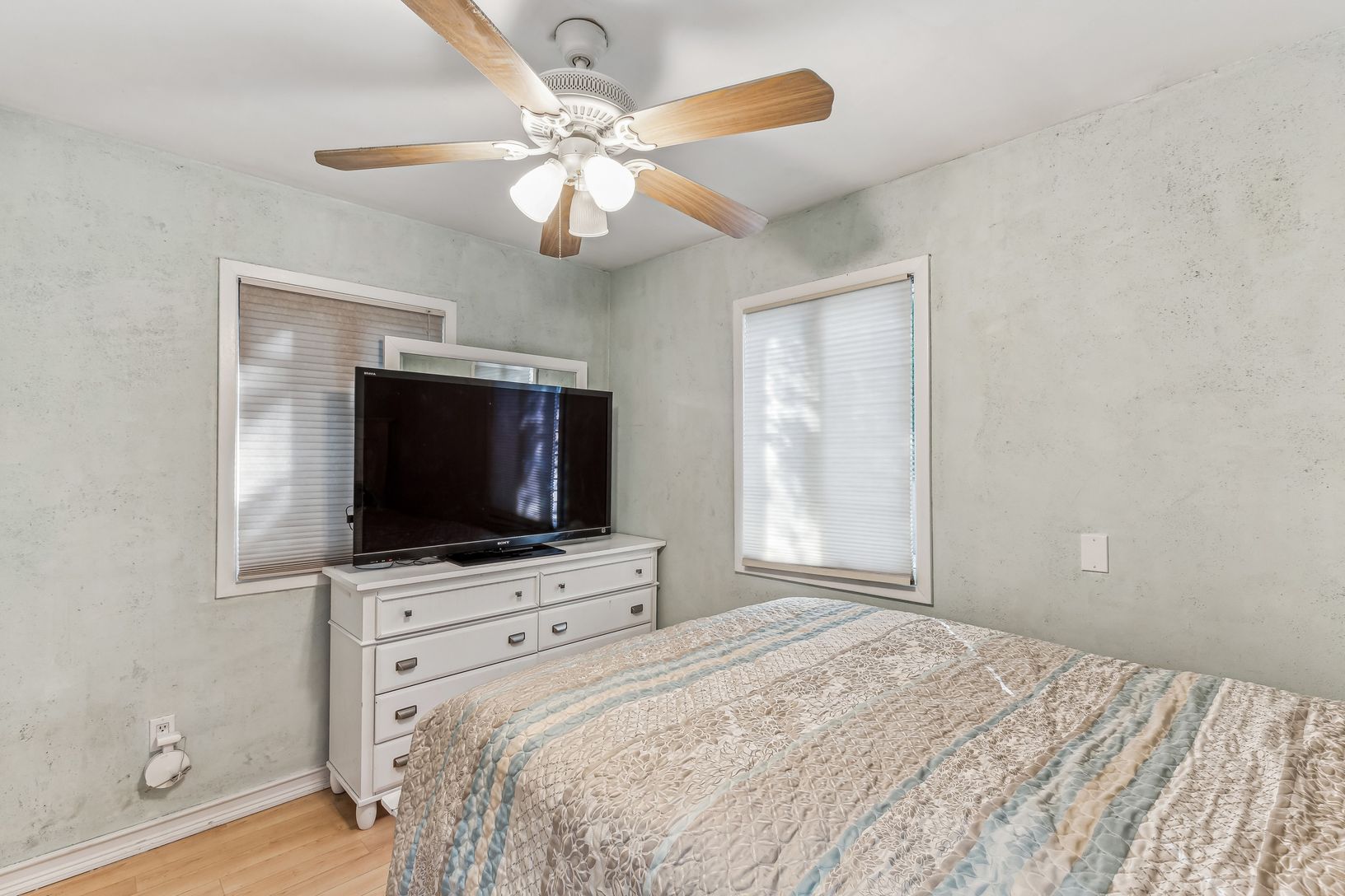 BEDROOM 2