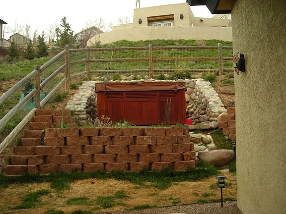 Private hot tub / fenced yard