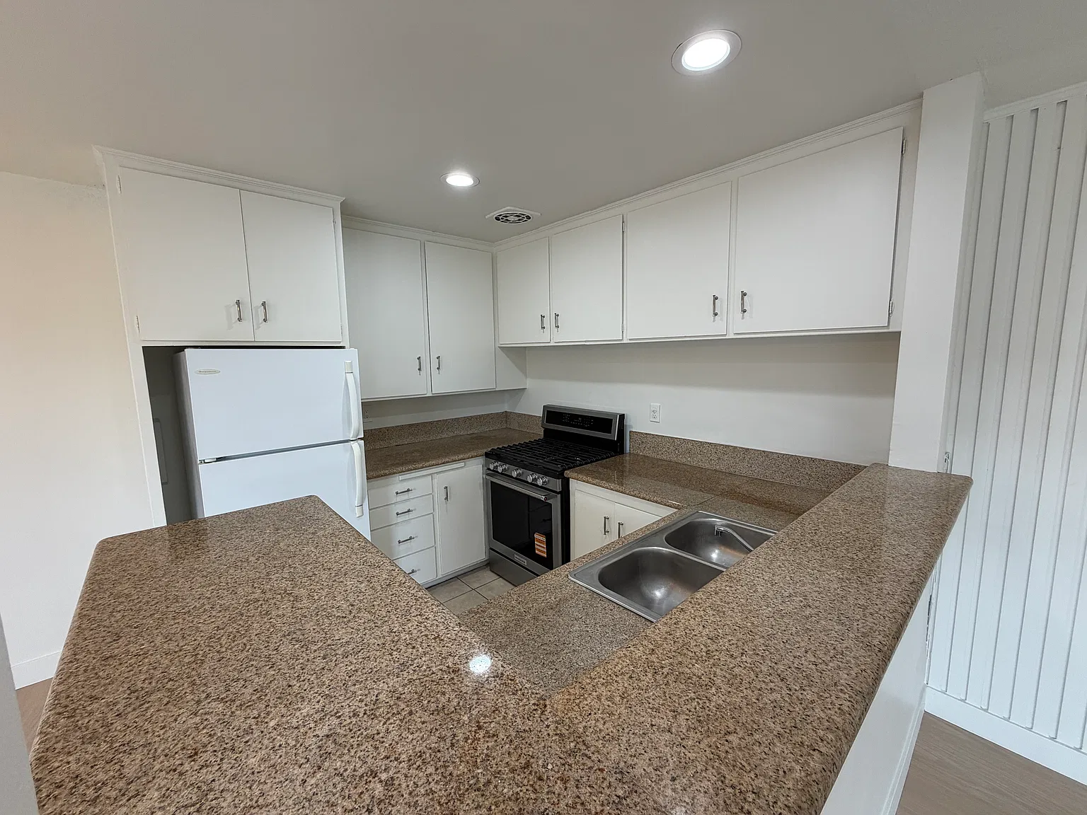 2 bed, 1.5 bath, 1000 sqft, $2,985 — Photo 2