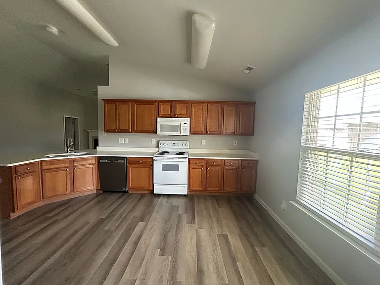 114 Amsterdam Pl — Photo 3