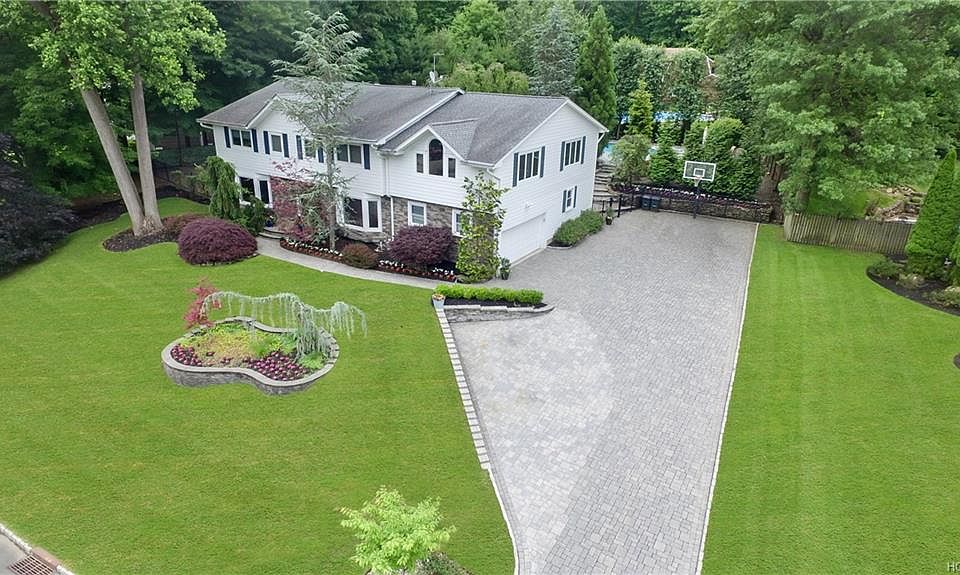 1st image of 23 Woodhaven Dr
