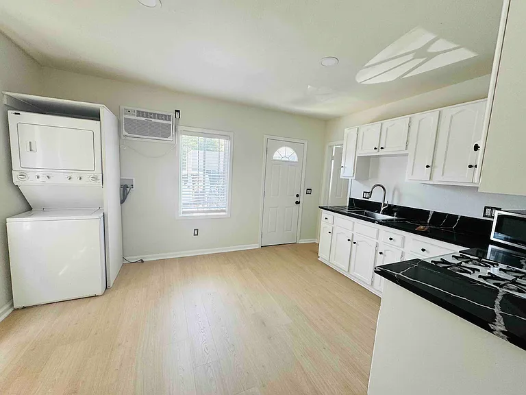 441 N Daisy Ave — Photo 5