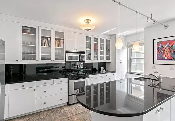 4th image of 150 E 69th St #10B