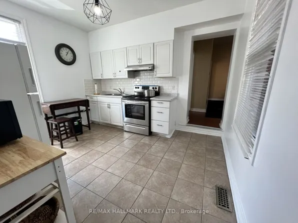 374 Dundas St E #2, Toronto, ON M5A 2A3