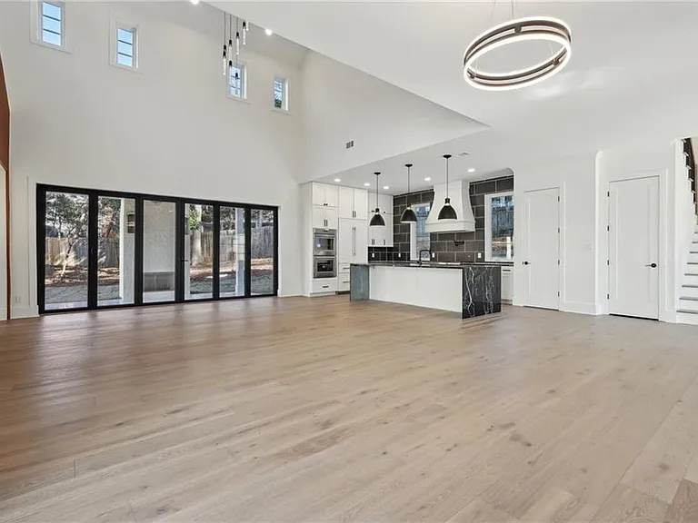 120 Thome Dr — Photo 6