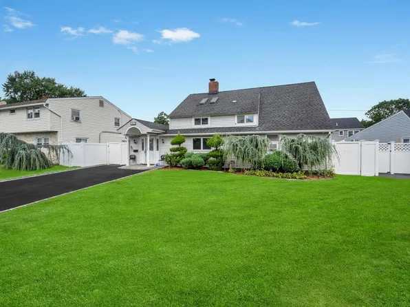 43 W Cabot Lane, Westbury, NY 11590