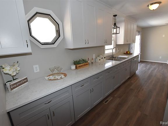 3rd image of 4912 Sturgeon Ave