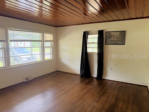 5th image of 35 Myrick St