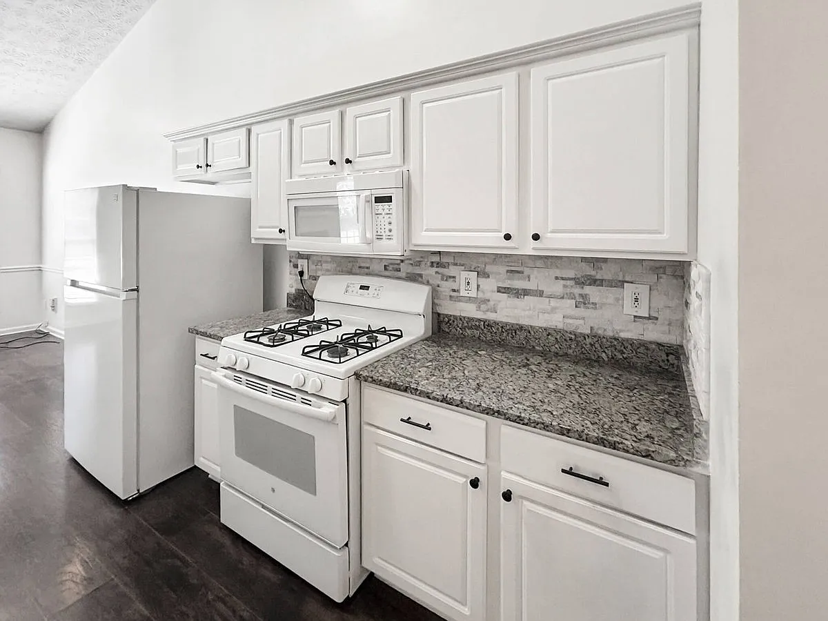 565 Clairidge Ln SW — Photo 4