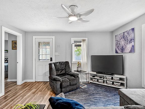 4th image of 1311 E Locust Street