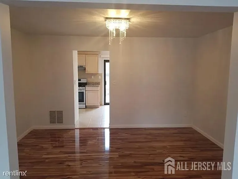 804 Maple Hill Dr — Photo 6