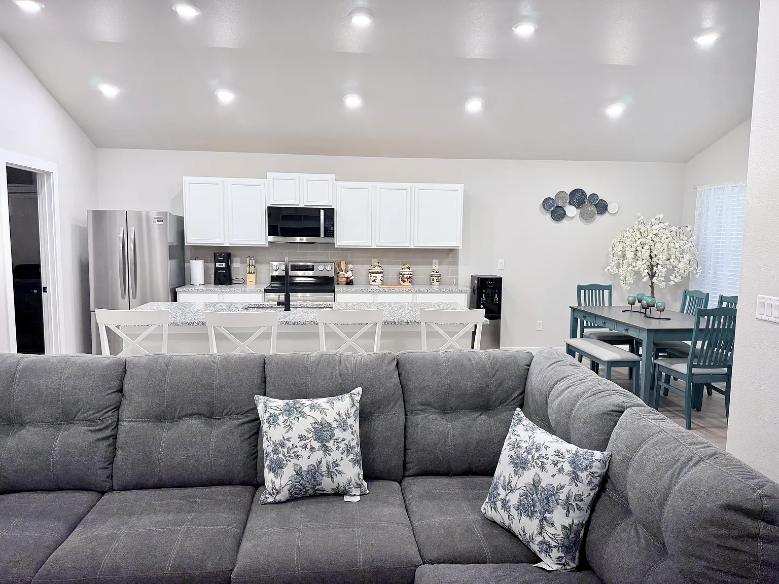 3 bed, 1689 sqft, $3,200 — Photo 4