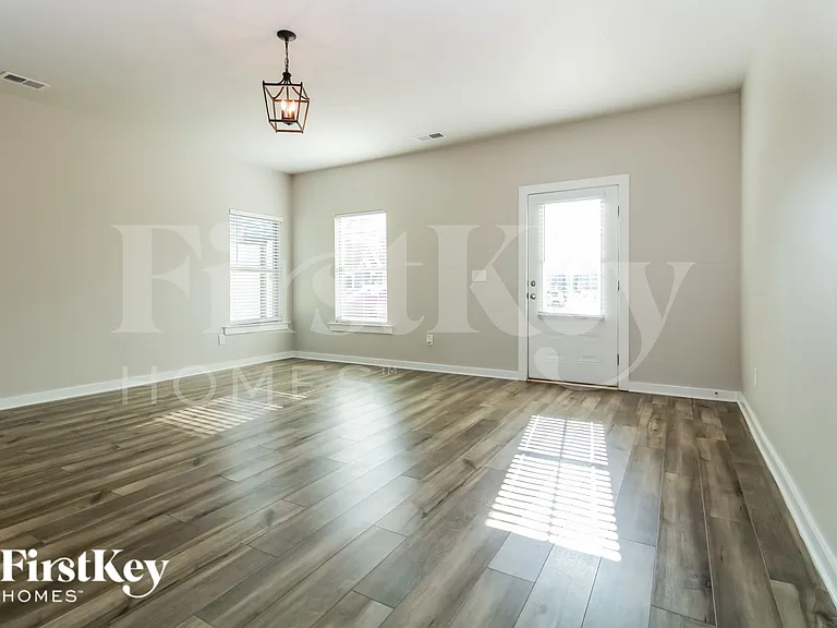305 Avalon Way — Photo 4