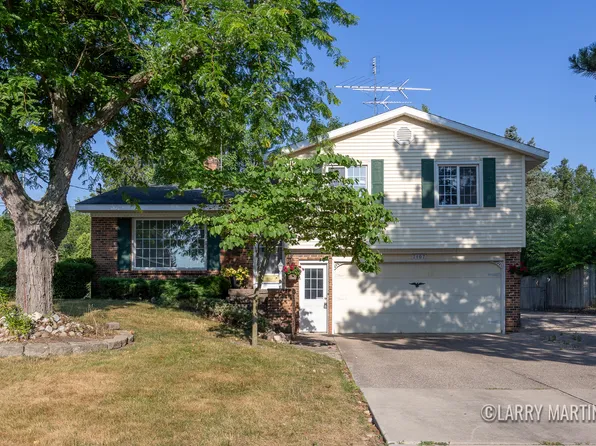 7107 Westwood Dr, Jenison, MI 49428