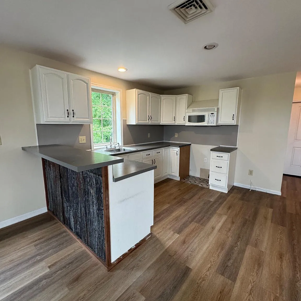2 bed, 1.0 bath, 1000 sqft, $1,300 — Photo 1