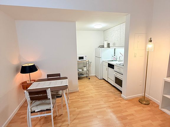 3rd image of 150 W 51st St APT 1622