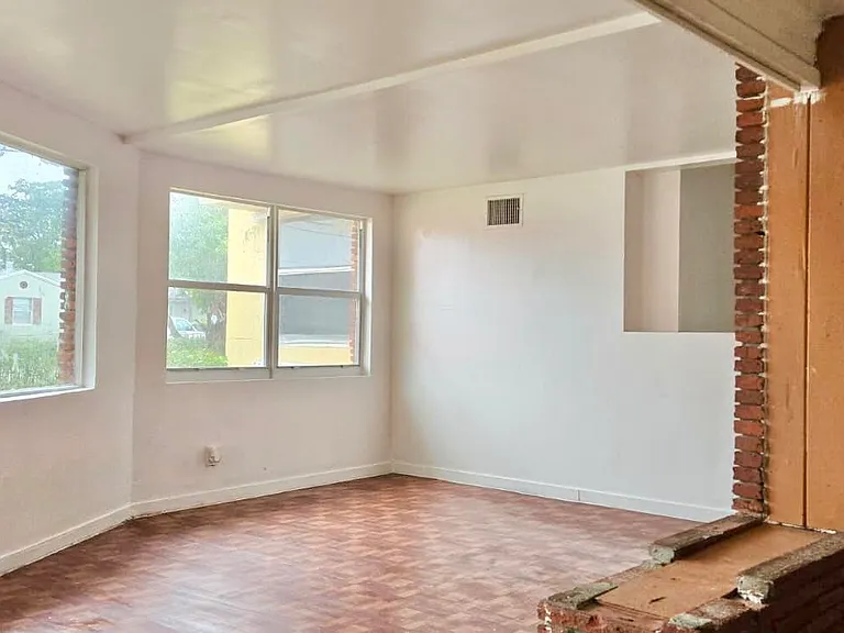 2325 Johnson St — Photo 6