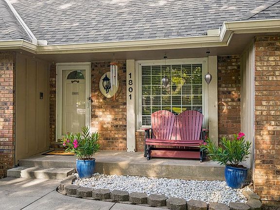 2nd image of 1801 NE Abbey Ln
