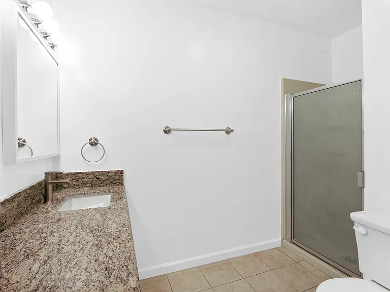 1237 Berkeley St - steps to Wilshire Blvd in Santa Monica — Photo 10