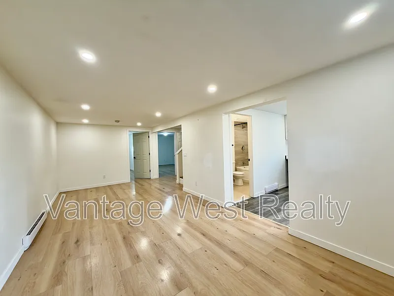 2 bed, 1.0 bath, 900 sqft, $1,900 — Photo 4
