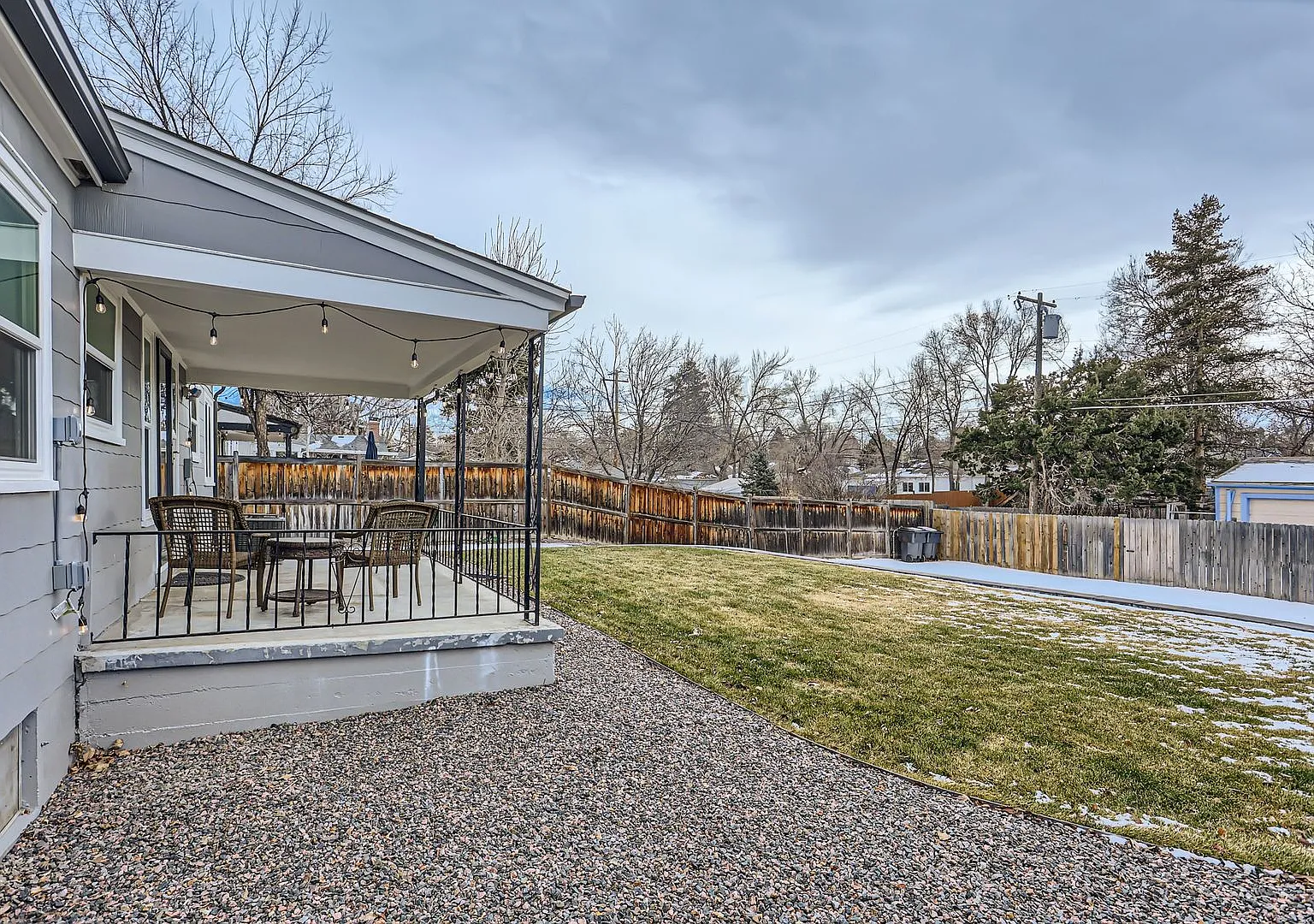 Chic 2 BDR Haven with Private Backyard — Photo 4