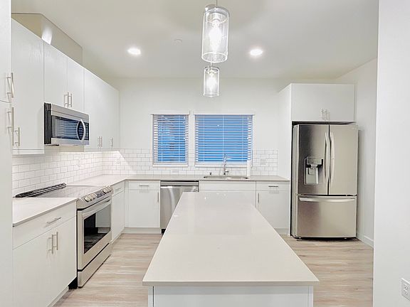 4th image of 12528 15th Ave NE #B