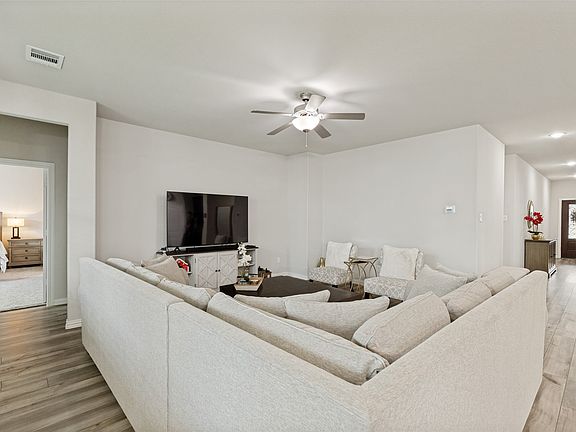 5th image of 1209 Kirkdale Dr