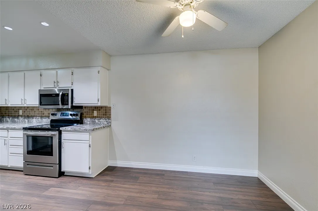 2 bed, 2.0 bath, 1071 sqft, $1,399 — Photo 2
