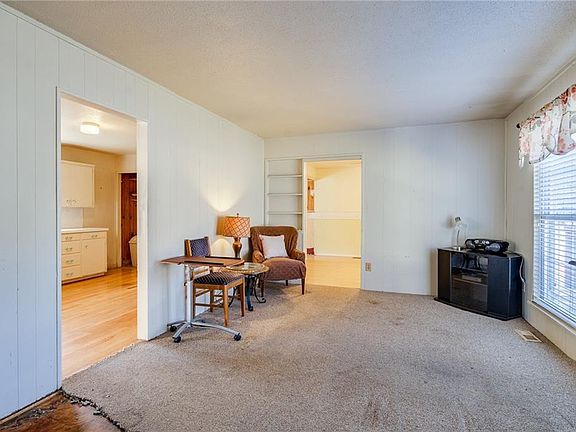 4th image of 1900 W Custer Ln