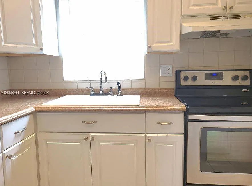 Cresthaven Villas Condo — Photo 3