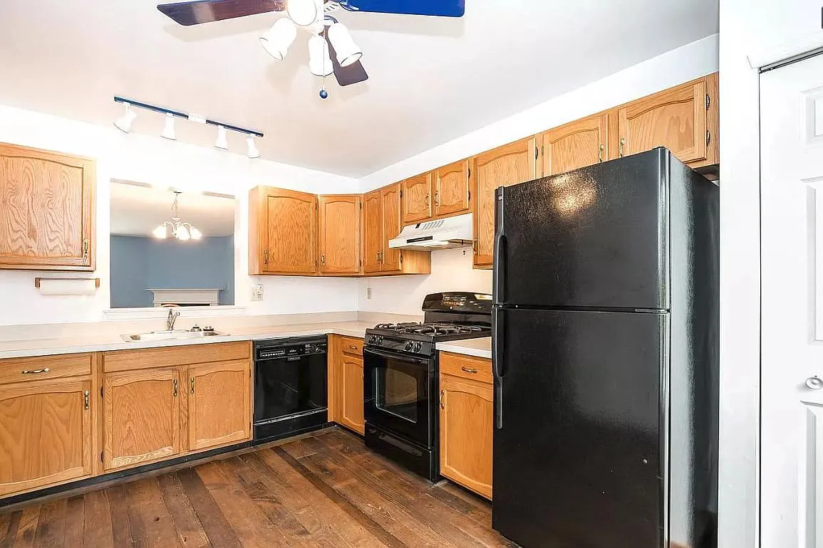 3 bed, 2.5 bath, 1900 sqft, $2,600 — Photo 2