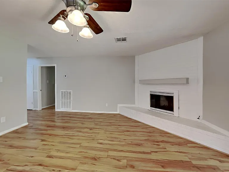 1920 Crooked Creek Ln — Photo 3