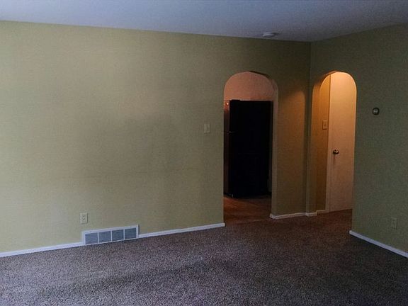 5th image of 526 S Van Buren St
