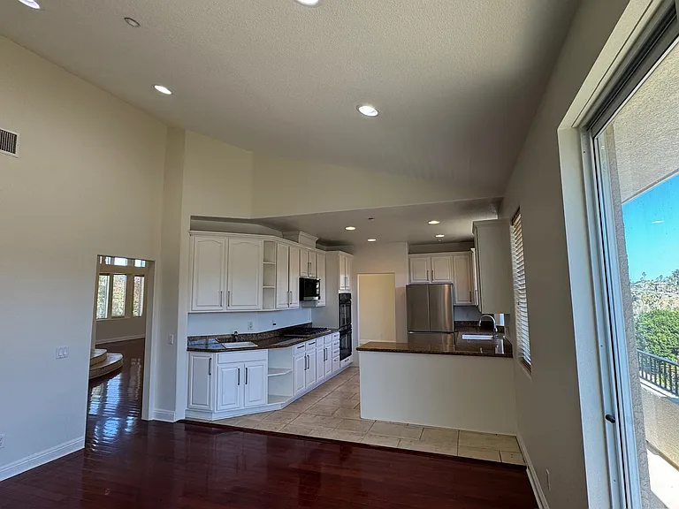 913 W Channel St — Photo 29