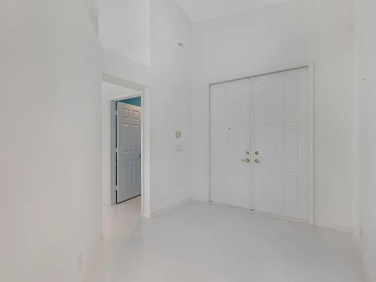 5279 Brookview Dr — Photo 4