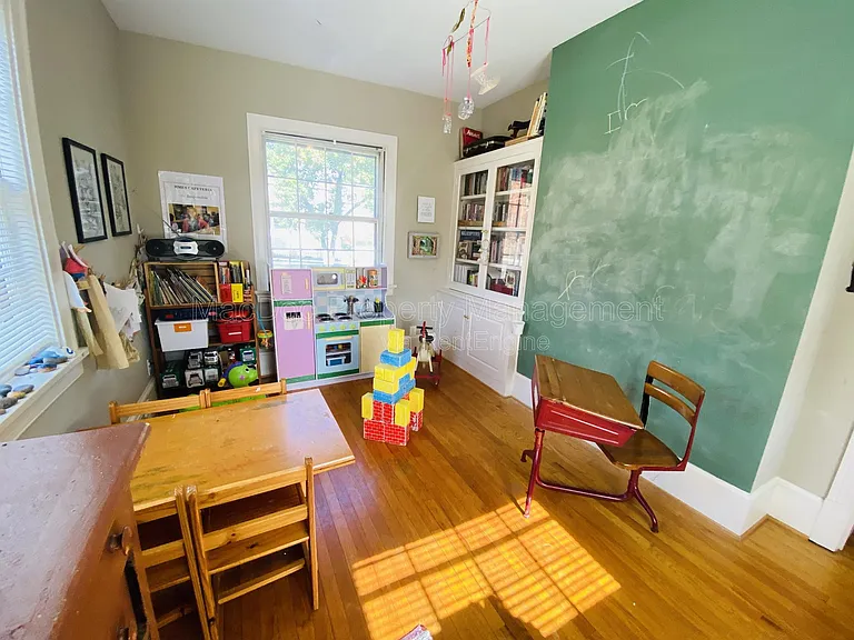 916 Sylvania Ave — Photo 8
