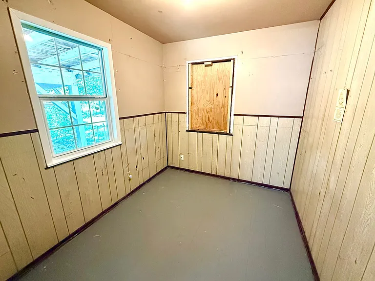 1820 W Southcross Blvd — Photo 16