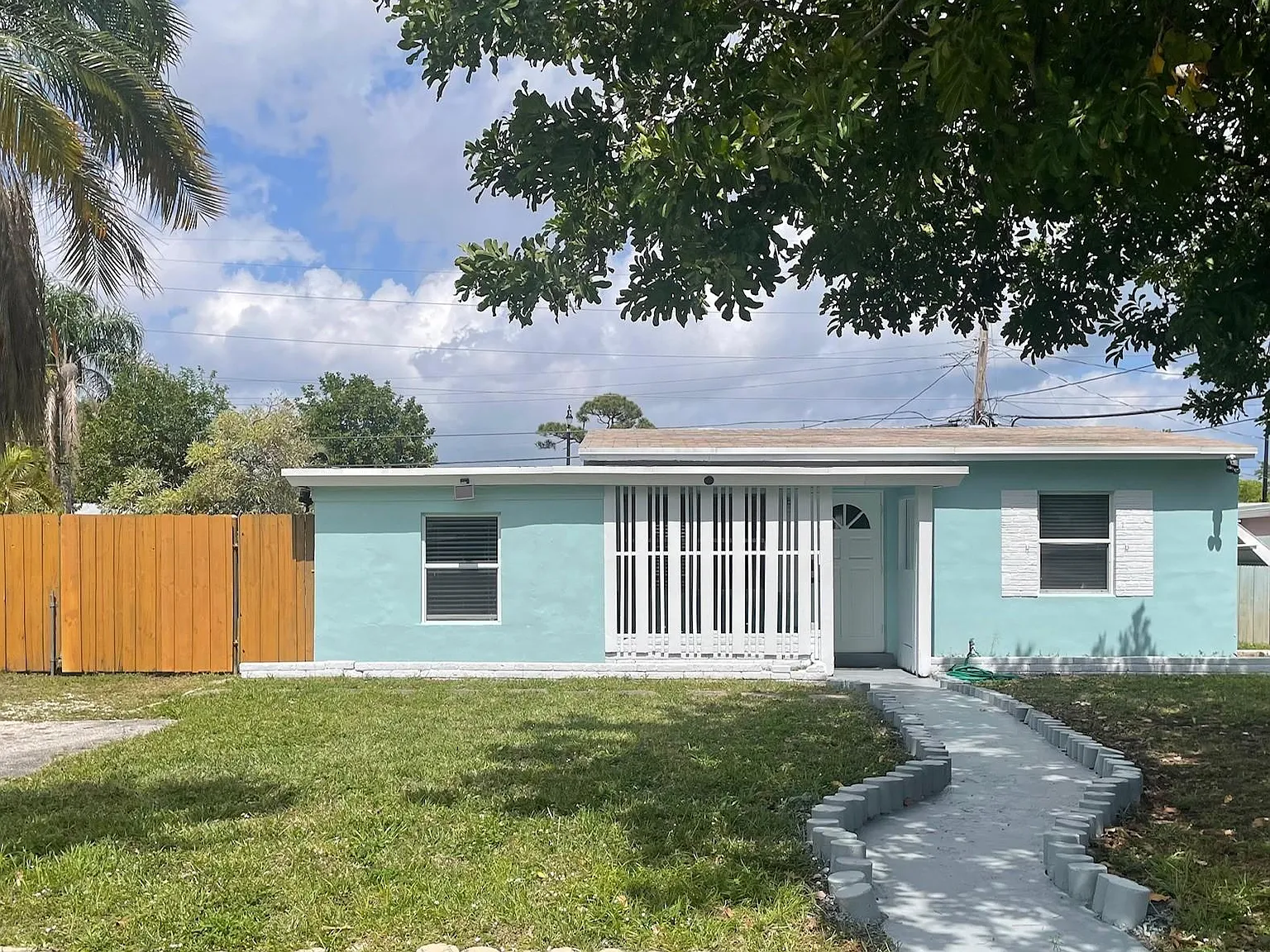3 bed, 795 sqft, $2,600 — Photo 2